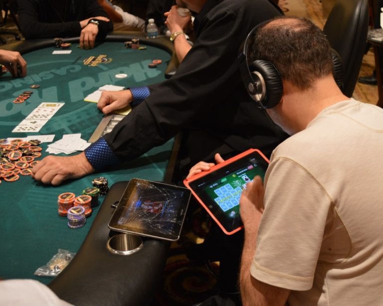 simultaneous live and online poker